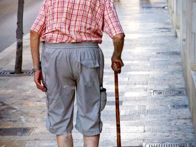 Postura curvada em idosos pode sinalizar estenose espinhal e não é só envelhecimento