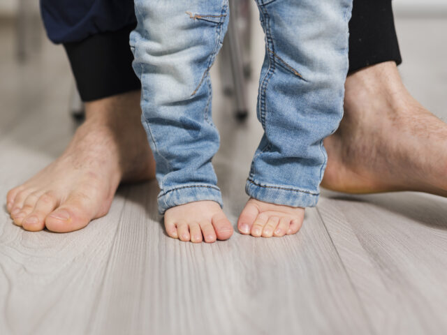 Pé chato ou pé cavo na infância: entenda o que é normal e quando buscar avaliação